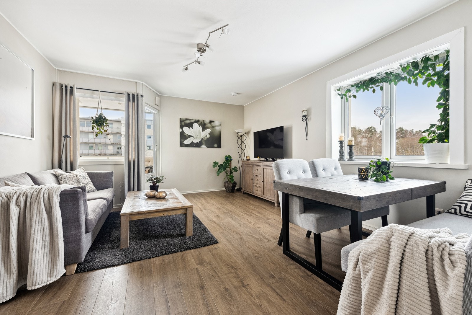 Innbydende stue med ekstra vindu på stueveggen som gir godt med lys inn. Galleribilde