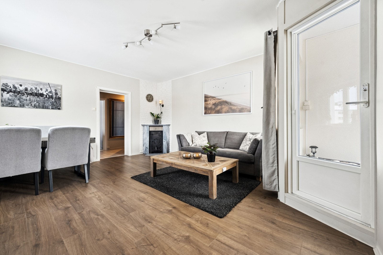 Stue med ildsted og med pene gulv fra 2022. Galleribilde