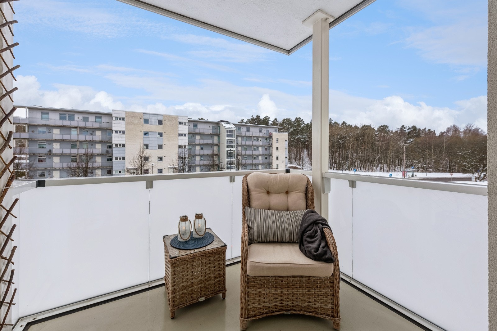 Balkongen er på ca 5 kvm og ligger fint og solrikt til. Ettermiddags- og kveldsol! Galleribilde