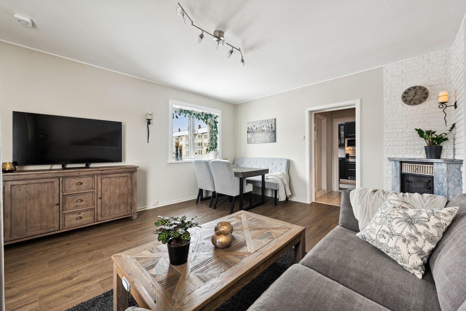 Romslig stue med god plass til sofagruppe og spisebord. Galleribilde