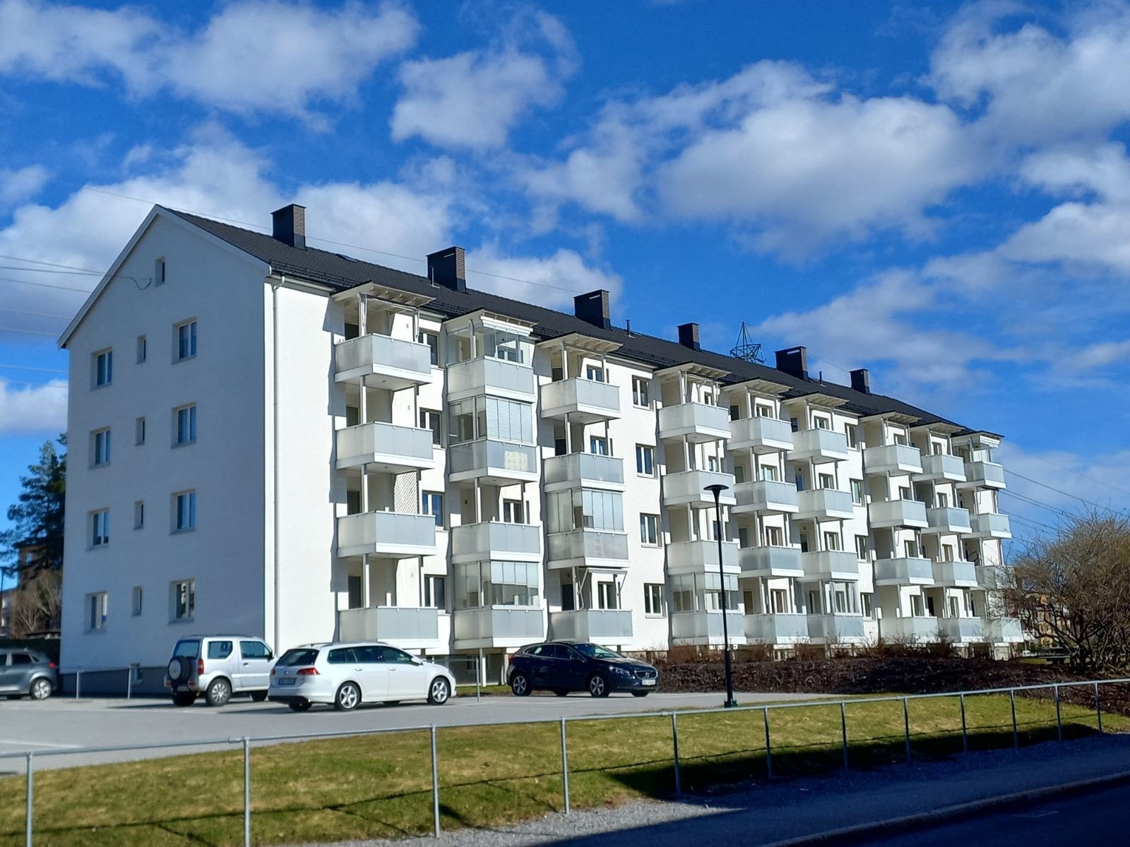 Fin beliggenhet på Høyenhall rett ved buss, t-bane og burikker. Galleribilde