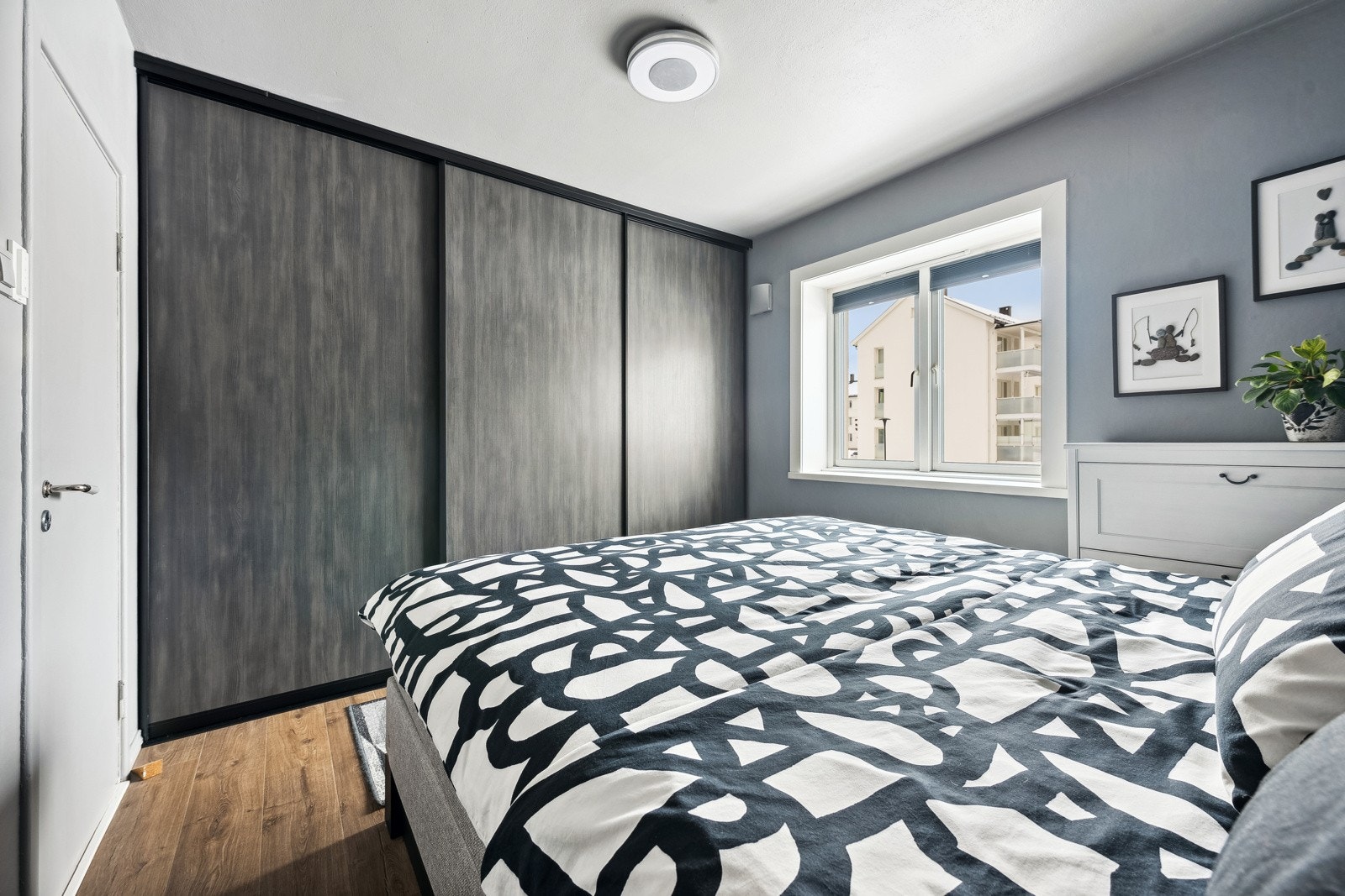 Soverom med stor skyvedørsgarderobe, også fra 2022. Galleribilde