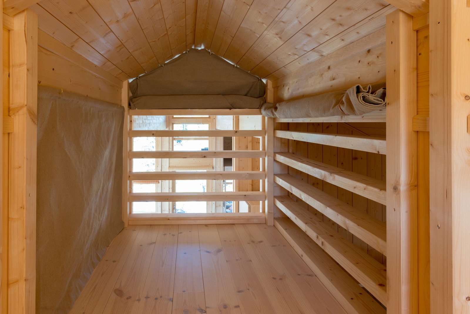 På hemsen kan barna ha sitt eget sted på hytta. I tillegg er det fin oppbevaringsplass. Galleribilde