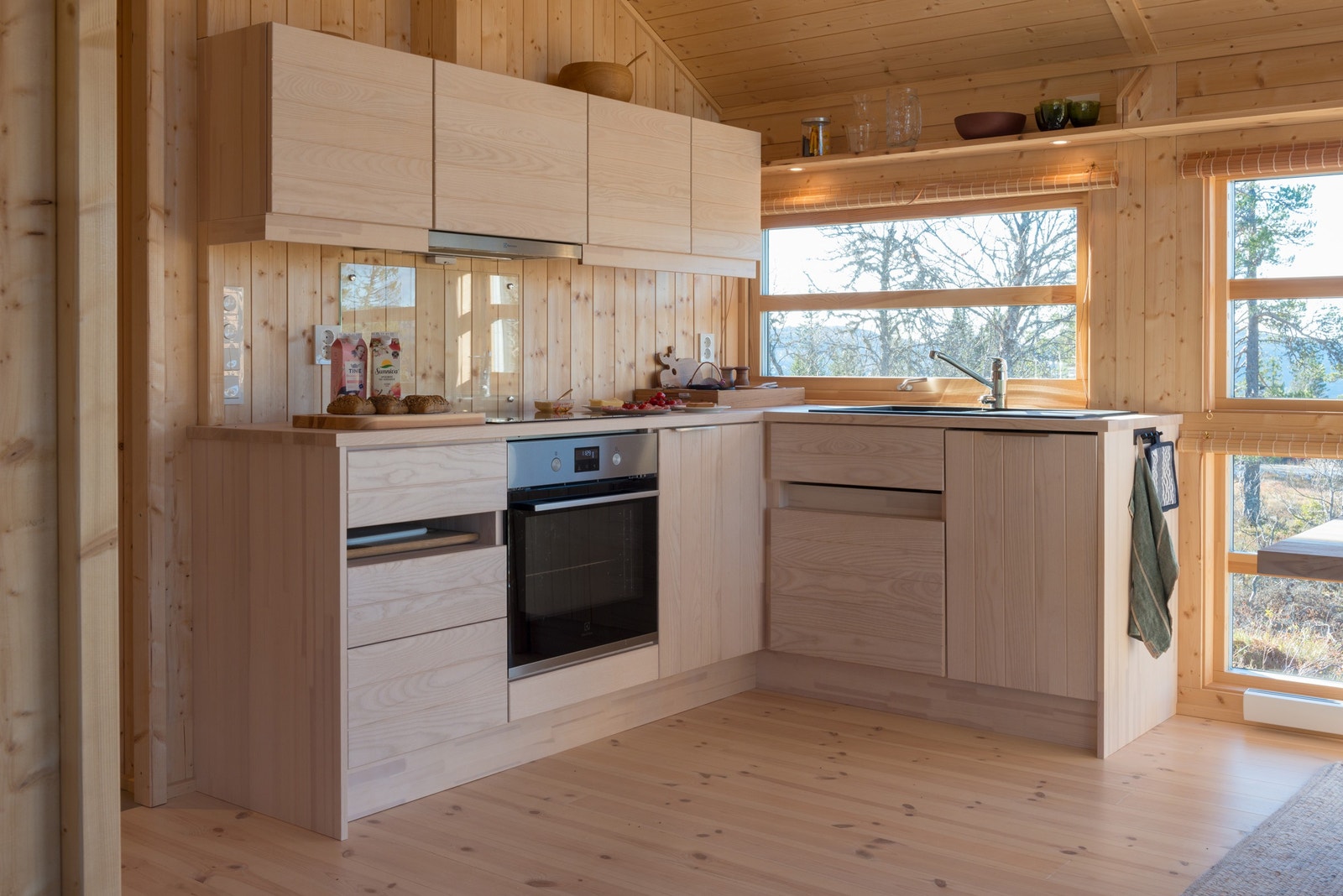 Kjøkken med heltre skrog og fronter, samt benkeplate. Galleribilde