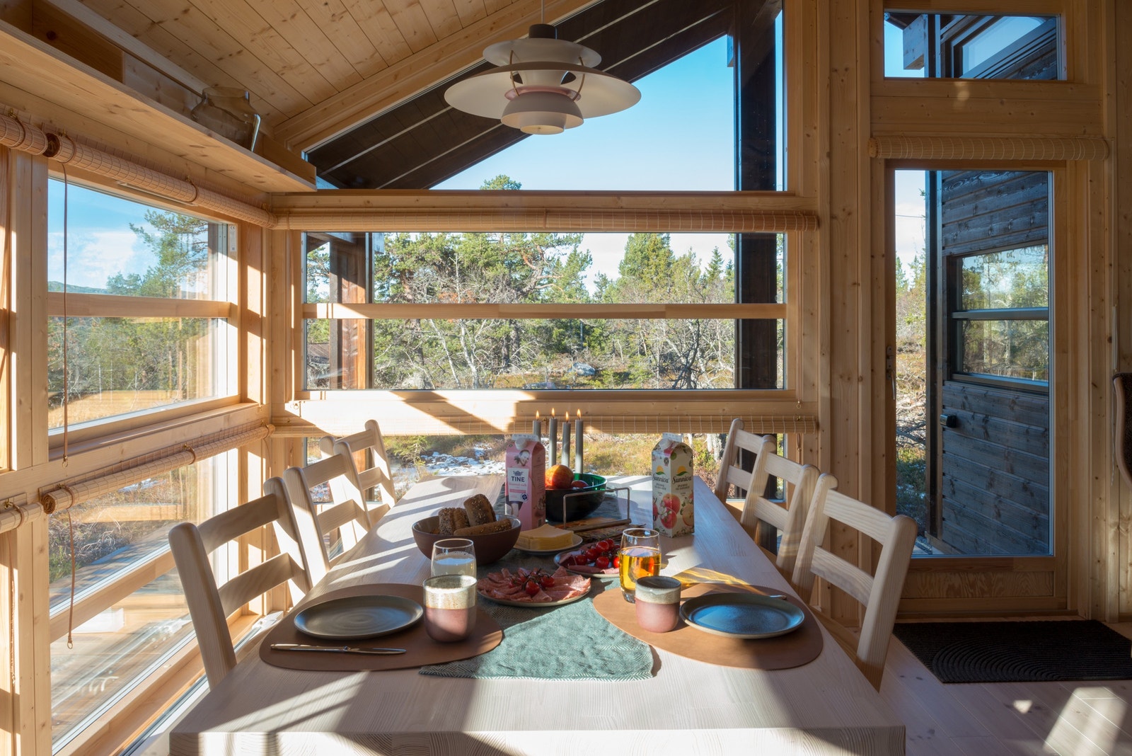 Hytta fremstår som lys og trivelig og har lite innsyn. Galleribilde