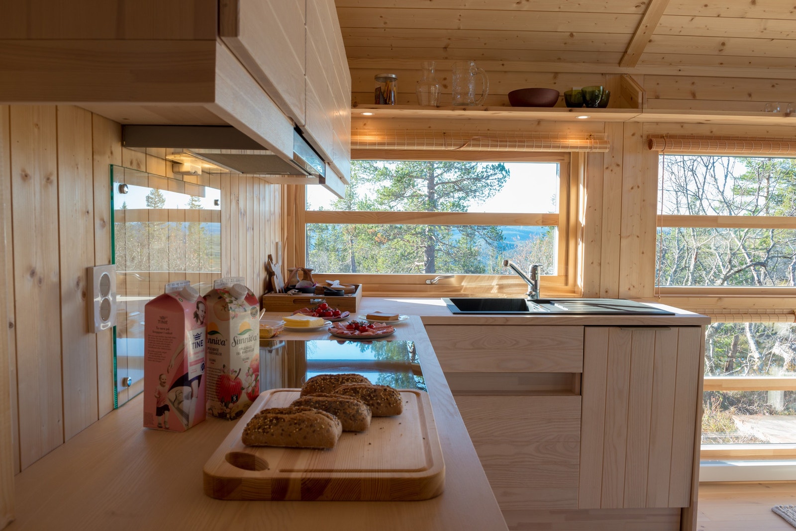 Hytta selges med fullt utstyrt kjøkken. Galleribilde