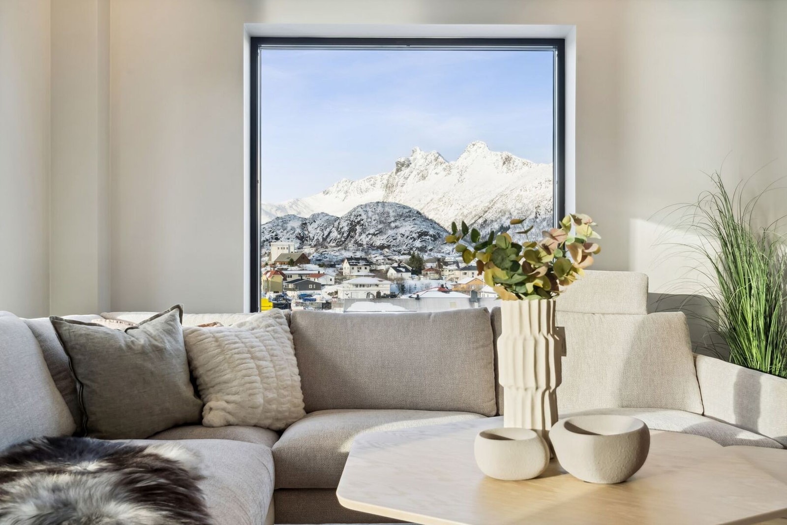 Store vindusflater og dører gir godt med naturlig lys inn fra flere vinkler. Galleribilde