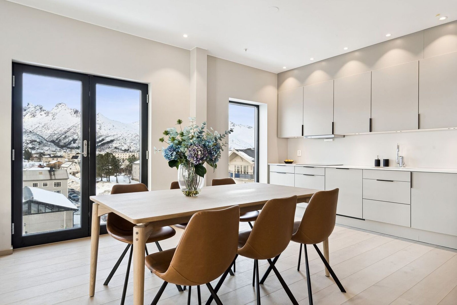 God plass til spisegruppe som kan møbleres på flere måter. Godt lysinslipp fra store vinduer. Galleribilde