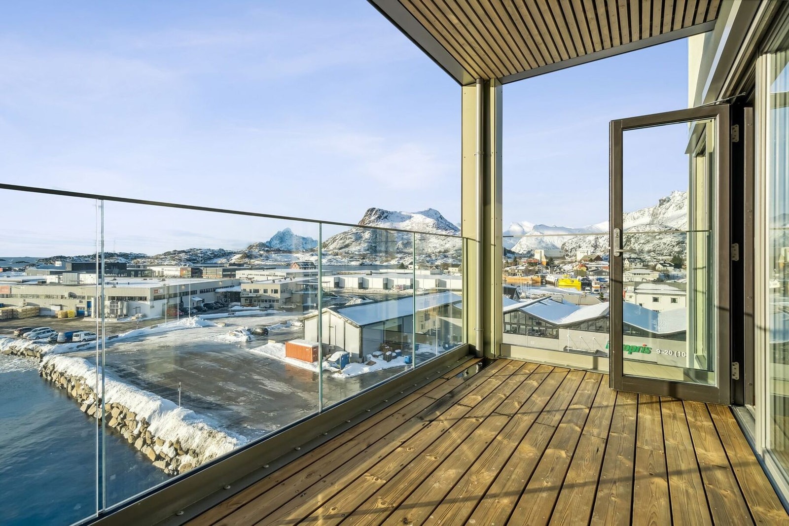 Overbygd veranda med nydelig utsikt og gode solforhold. Galleribilde