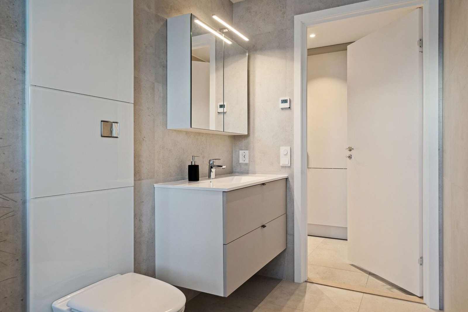 Varme i gulv, downlights i tak og god lagringsplass i skap og skuffer. Galleribilde