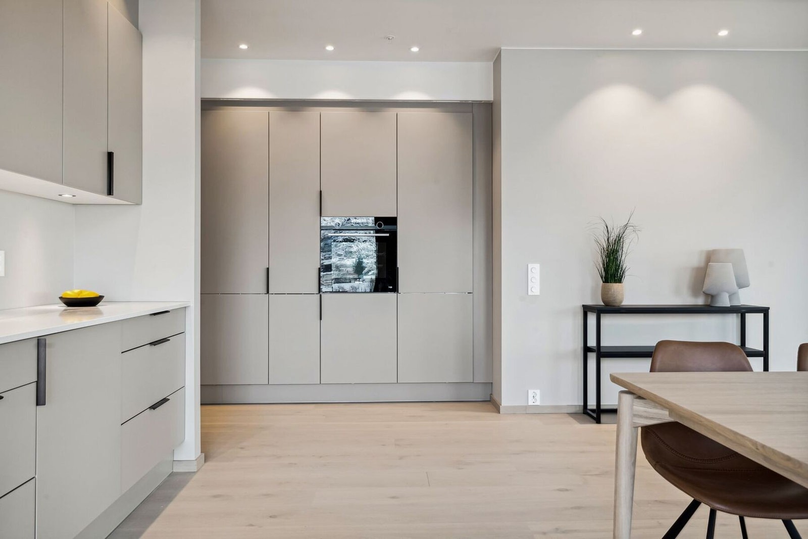 Benkeplate i komposittstein som er sterk og vedlikeholdsfri. Godt arbeidslys med spotter under overskap. Galleribilde