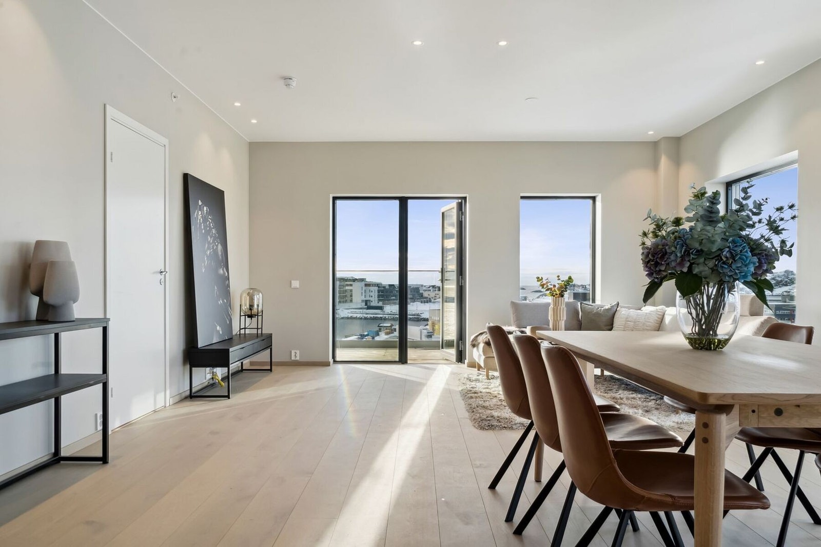 Åpen stue-/kjøkken-løsning med fantastisk utsikt. Galleribilde