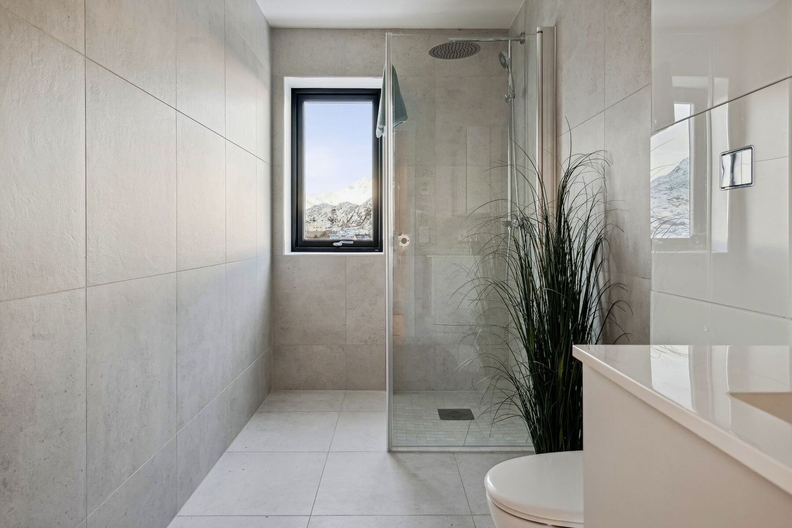 Bad 1 med vegghengt toalett, dusj, speilskap og servant. Galleribilde