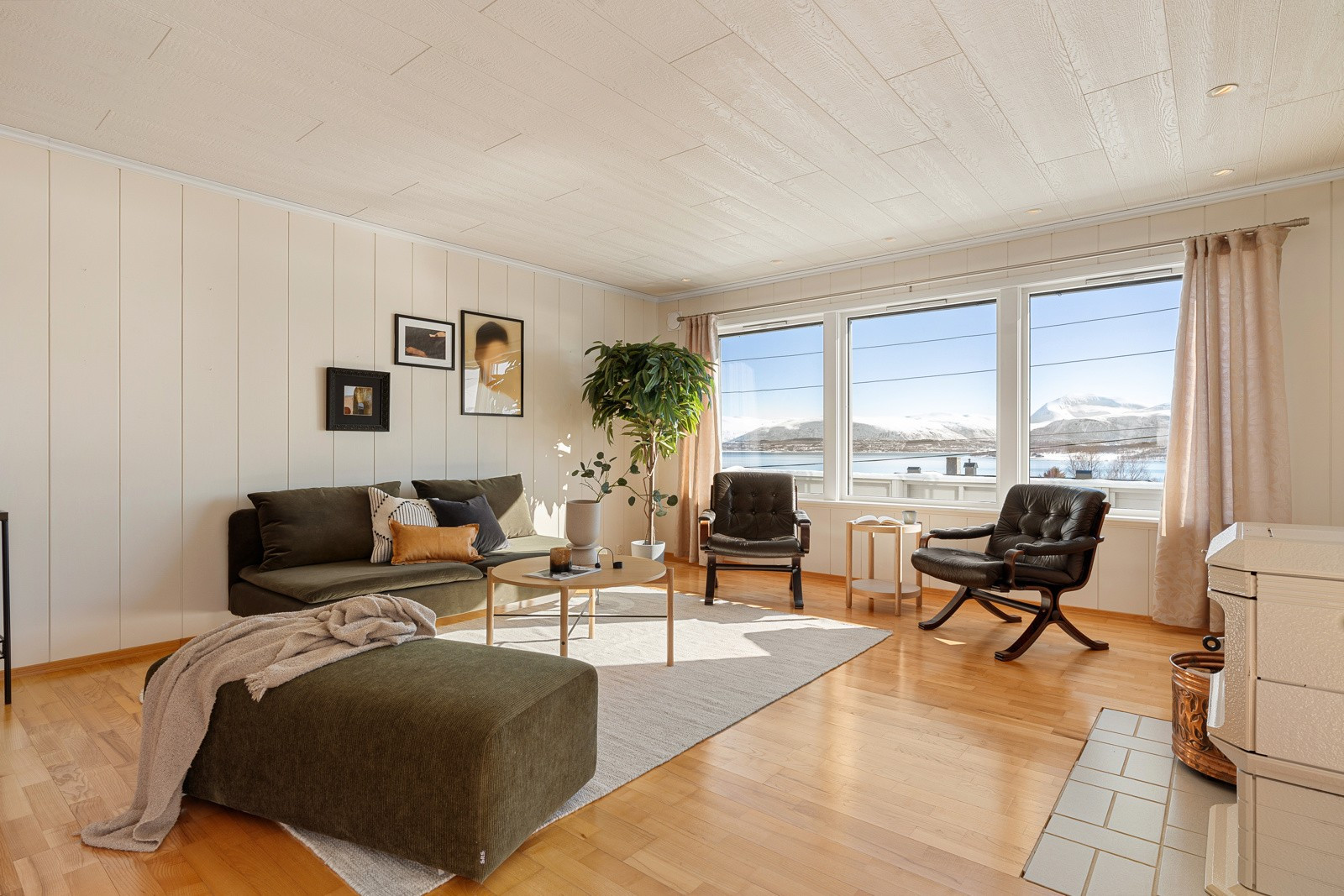 Romslig stue med gode møbleringsmuligheter. De store vindusflatene slipper inn rikelige mengder med naturlig lys i rommet.