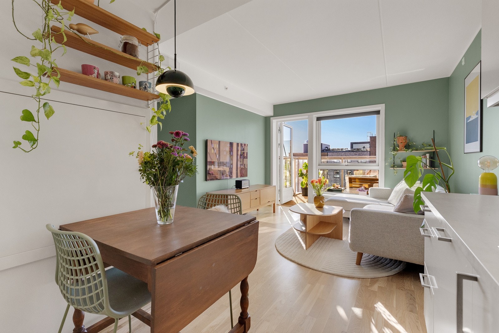 Plass til en spisegruppe mellom sonene. Gled deg til å invitere til den første middagen i nytt hjem! Galleribilde