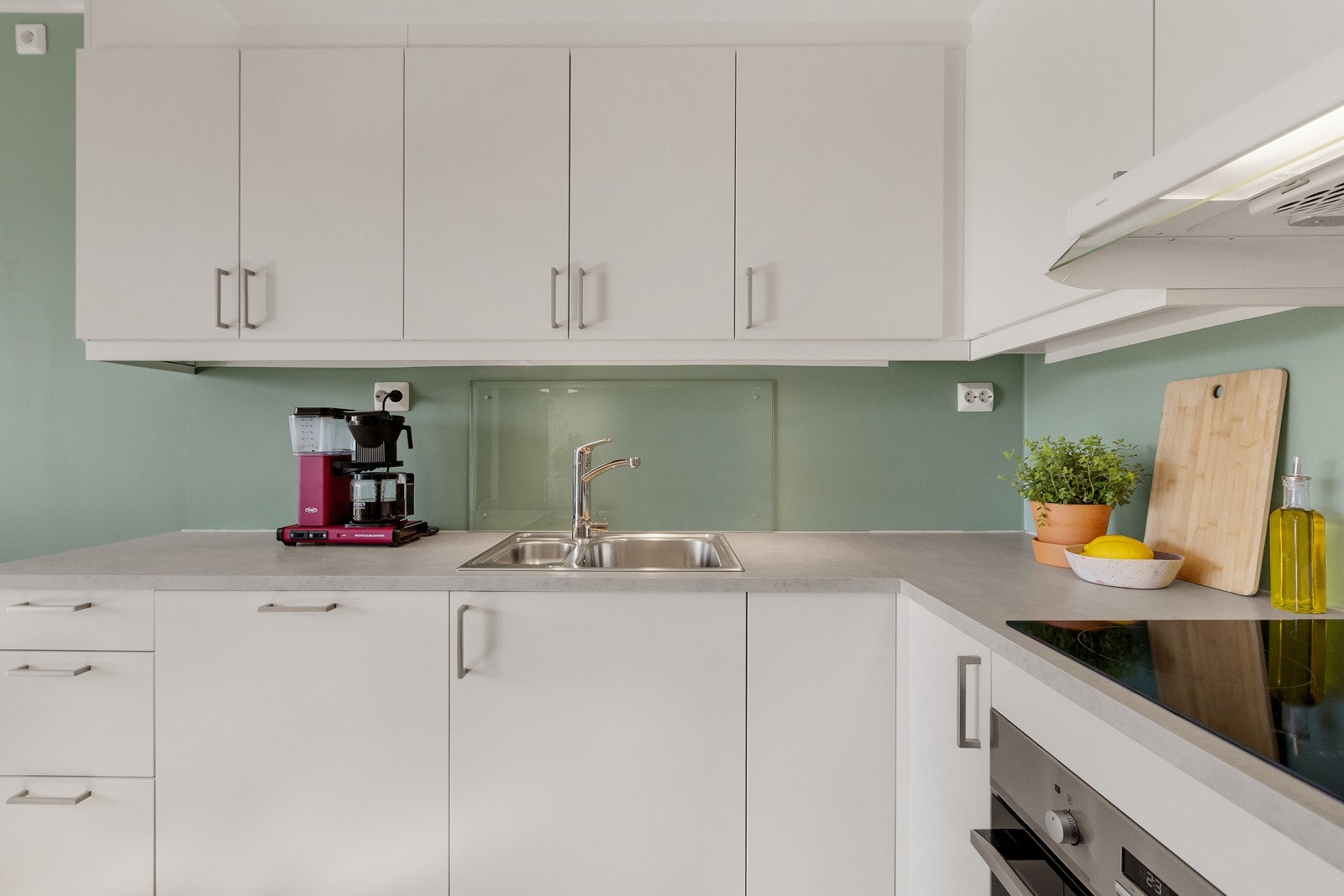 Benkeplaten er laminat og det er hvitevarer som oppvaskmaskin, stekeovn, induksjon koketopp og kjøleskap med frysedel. Galleribilde