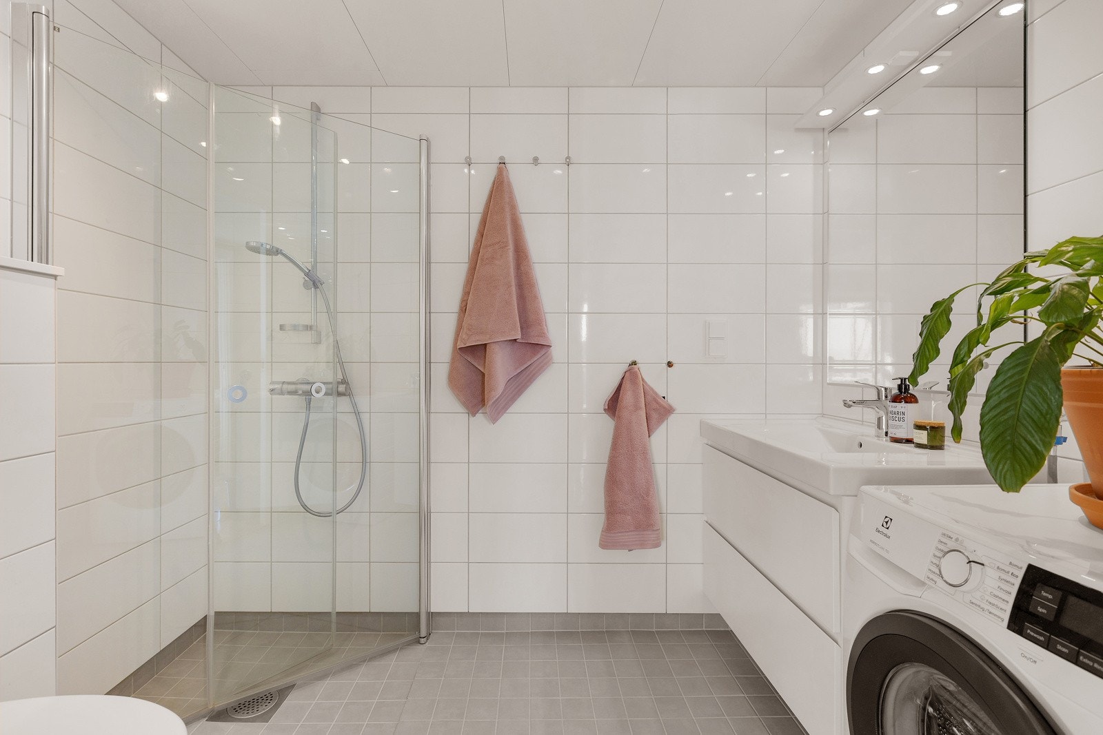 Stort baderom med flislagte overflater og vannbåren gulvvarme. Galleribilde