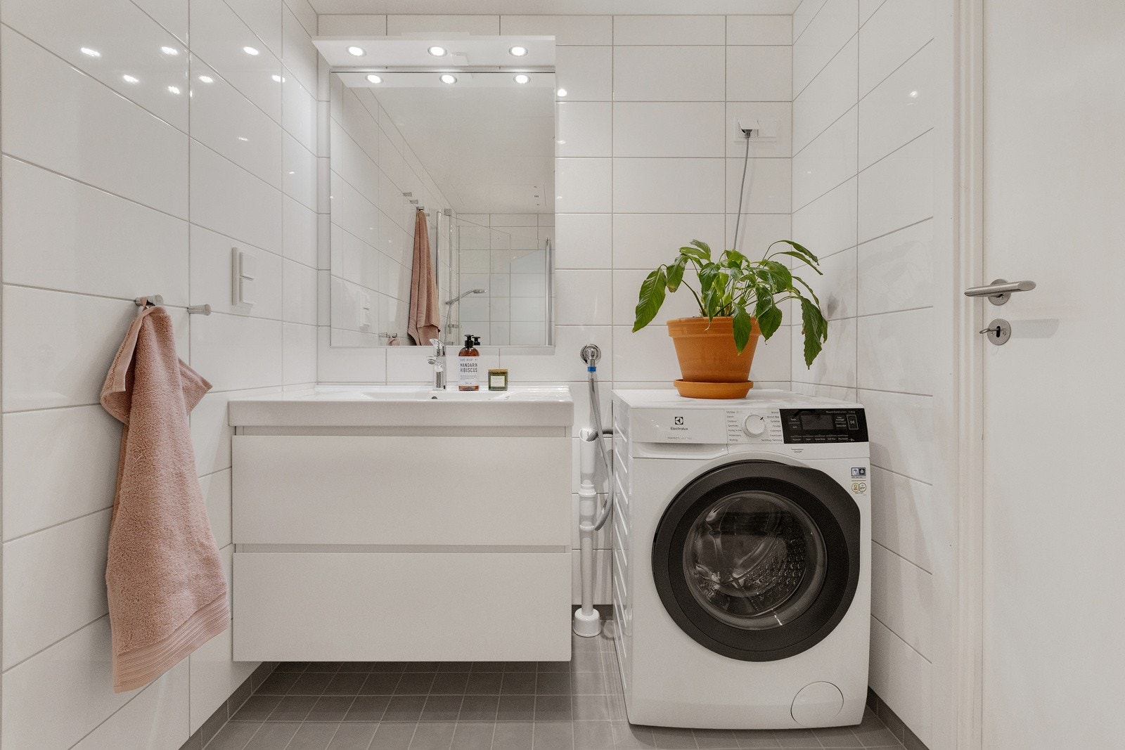 Moderne innredning og opplegg for vaskemaskin. Galleribilde