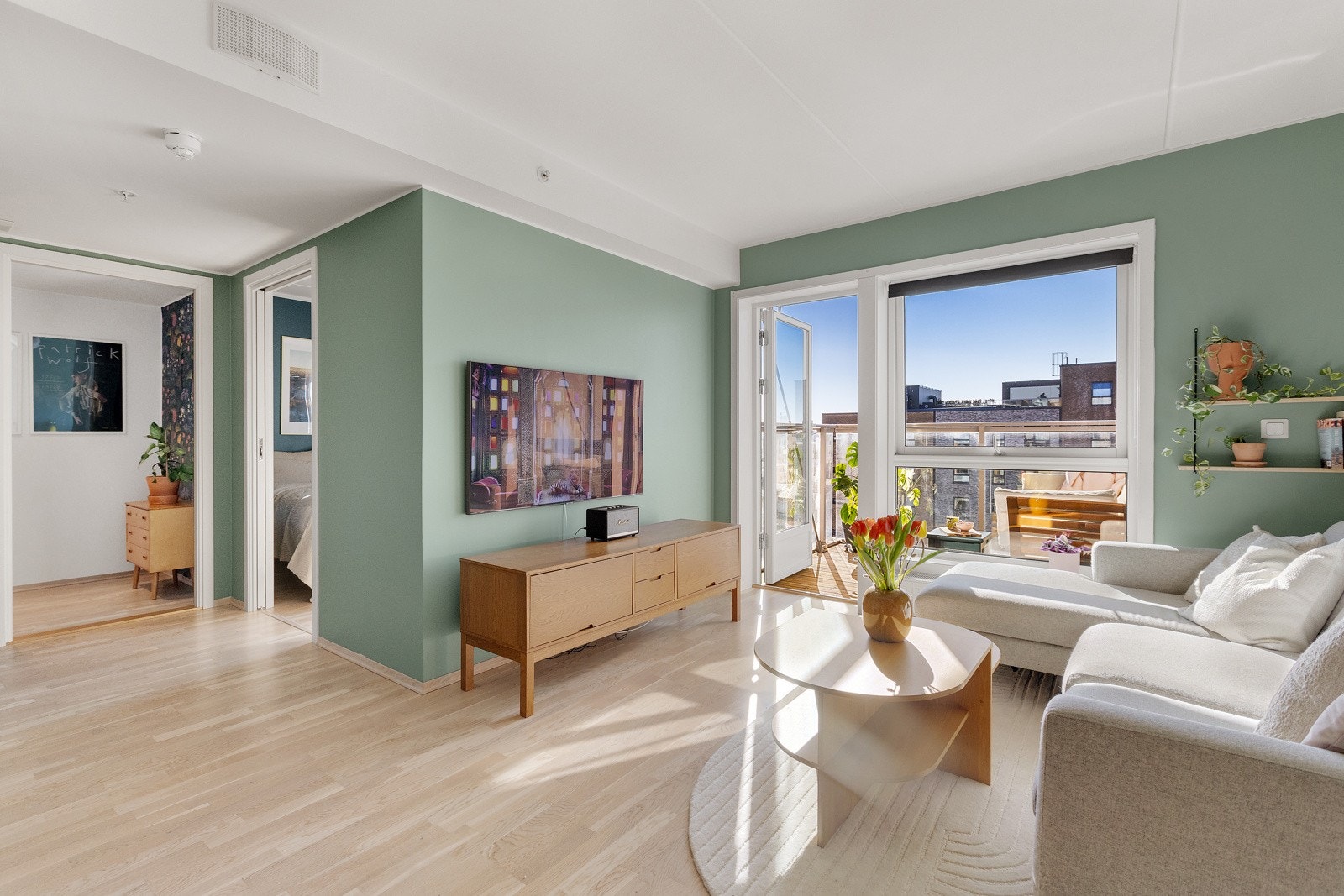 Ellers er leiligheten malt i moderne farger og gulvet er belagt med lys parkett. Galleribilde