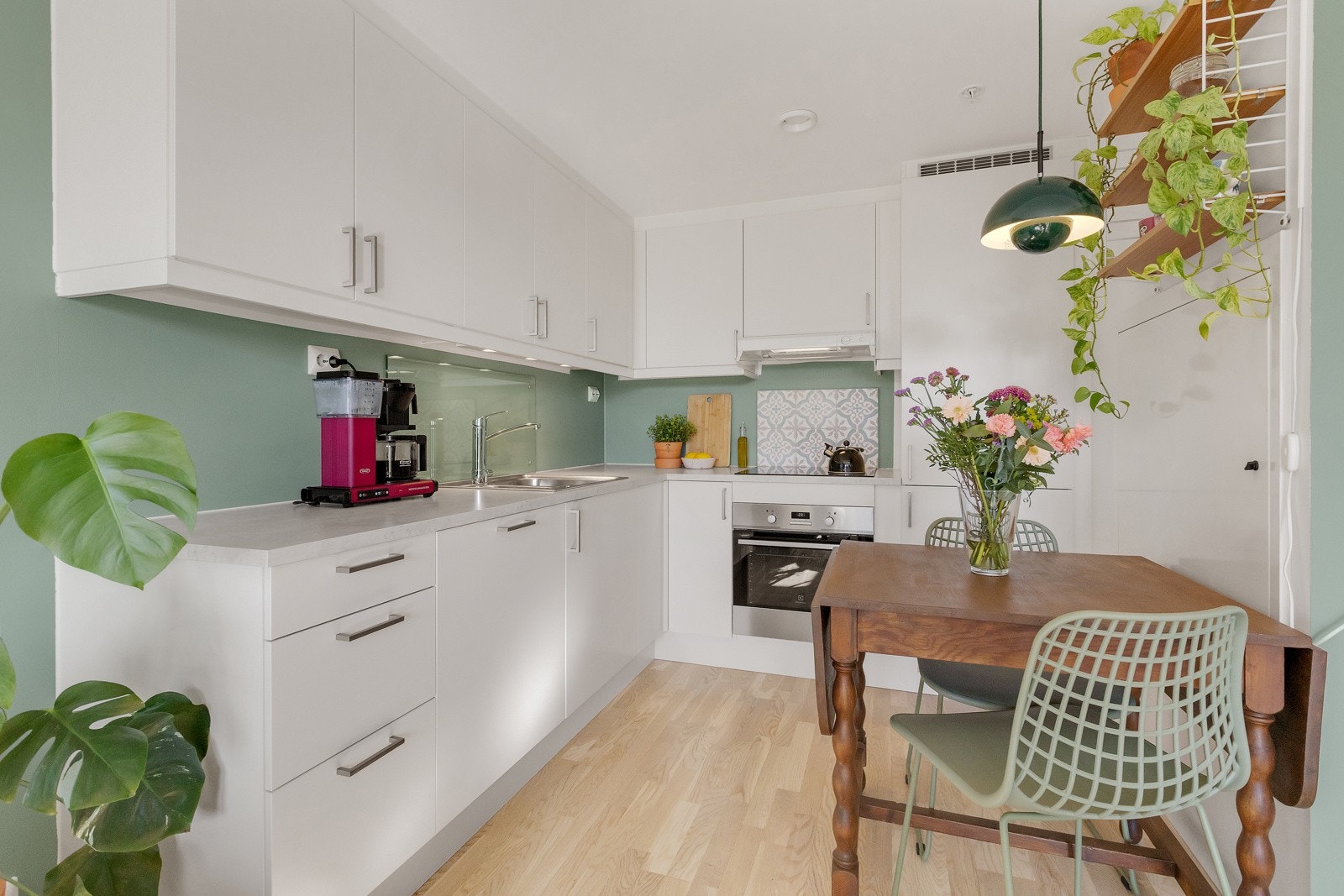 Kjøkkeninnredning fra HTH med slette fronter og integrerte hvitevarer. Galleribilde