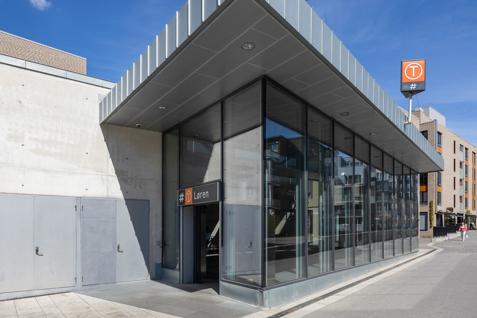 Gåavstand til Løren og Økern T- bane. Videre er det buss og flybuss rett utenfor. Galleribilde