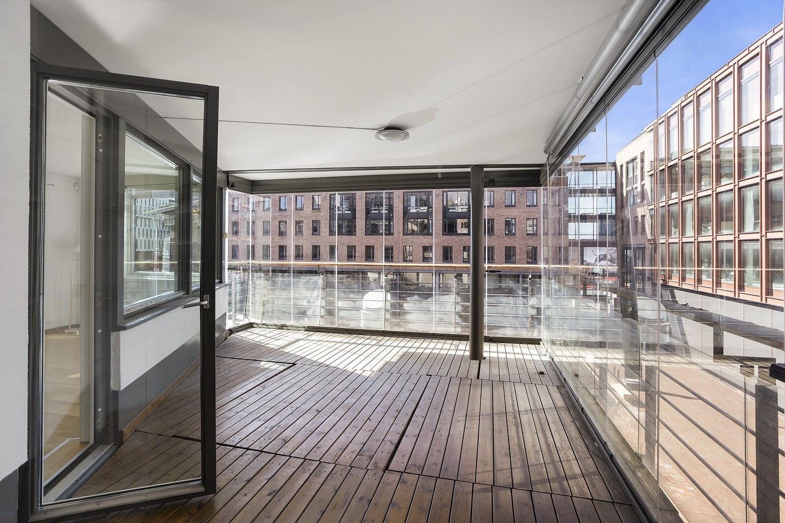 Utgang fra stue til overbygget sydvestvendt innglasset balkong på 18 kvm. Glassene kan åpnes. Galleribilde