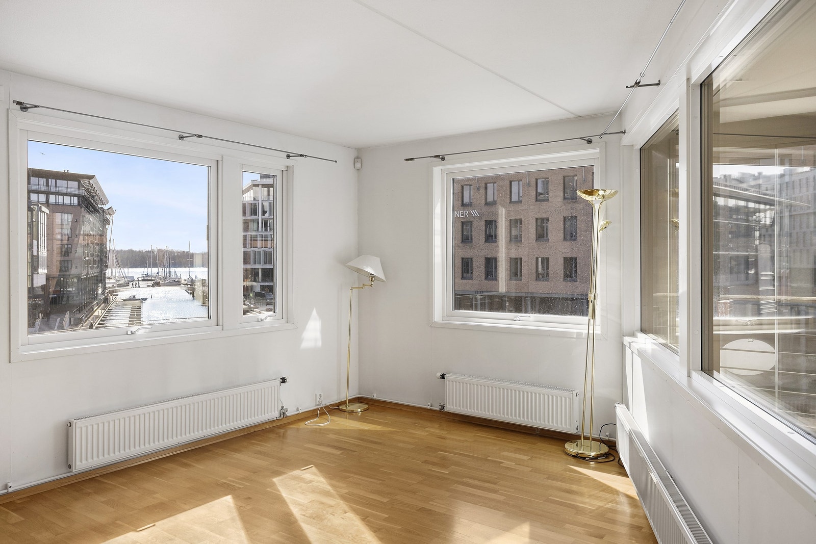 Lys og flott stue med vinduer på 3 sider og utsikt ut kanalen samt utgang til stor innglasset balkong på 18 kvm. Galleribilde