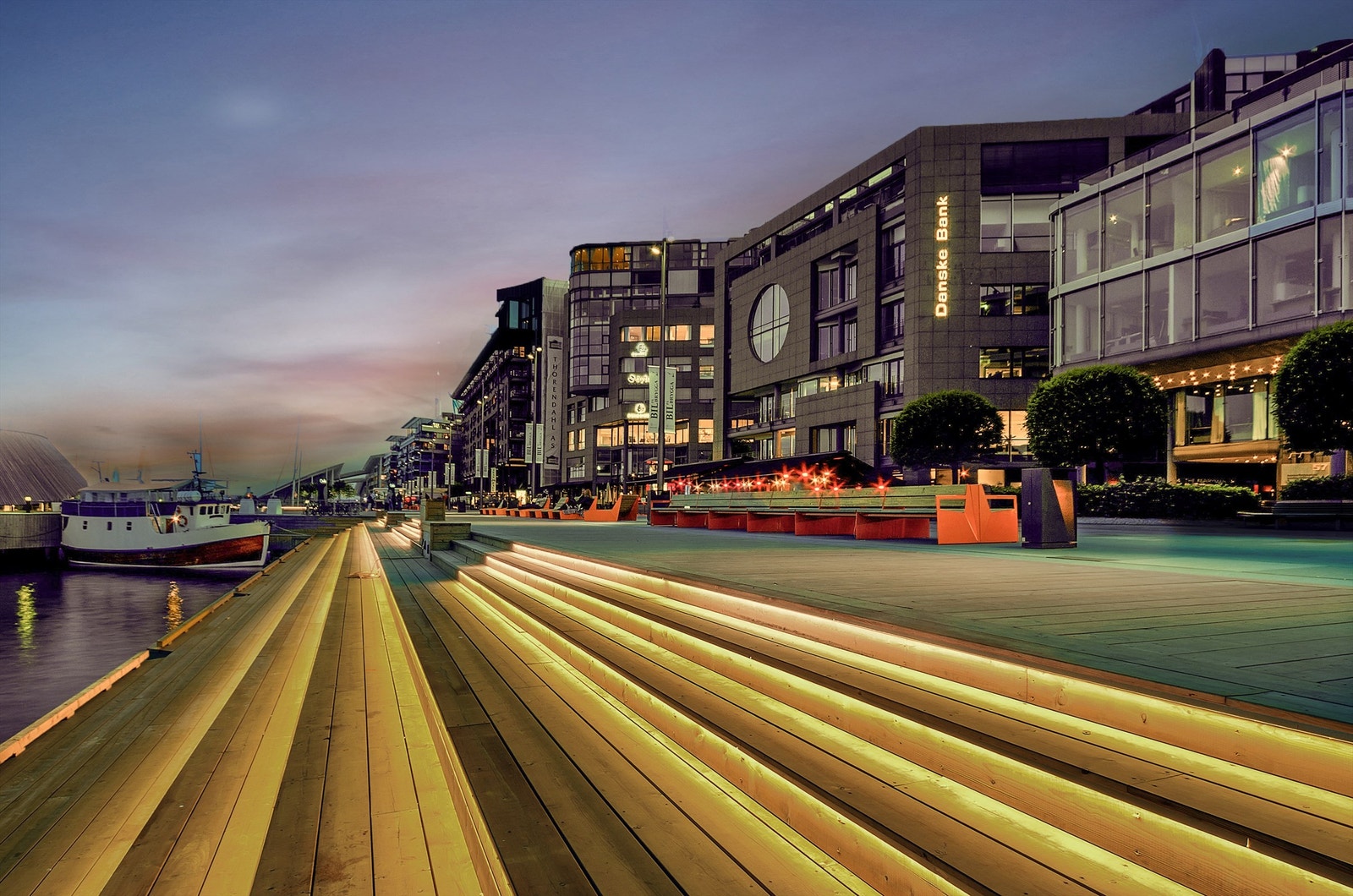Aker Brygge tilbyr en rekke gode restauranter. Her er det litt for enhver smak. Galleribilde
