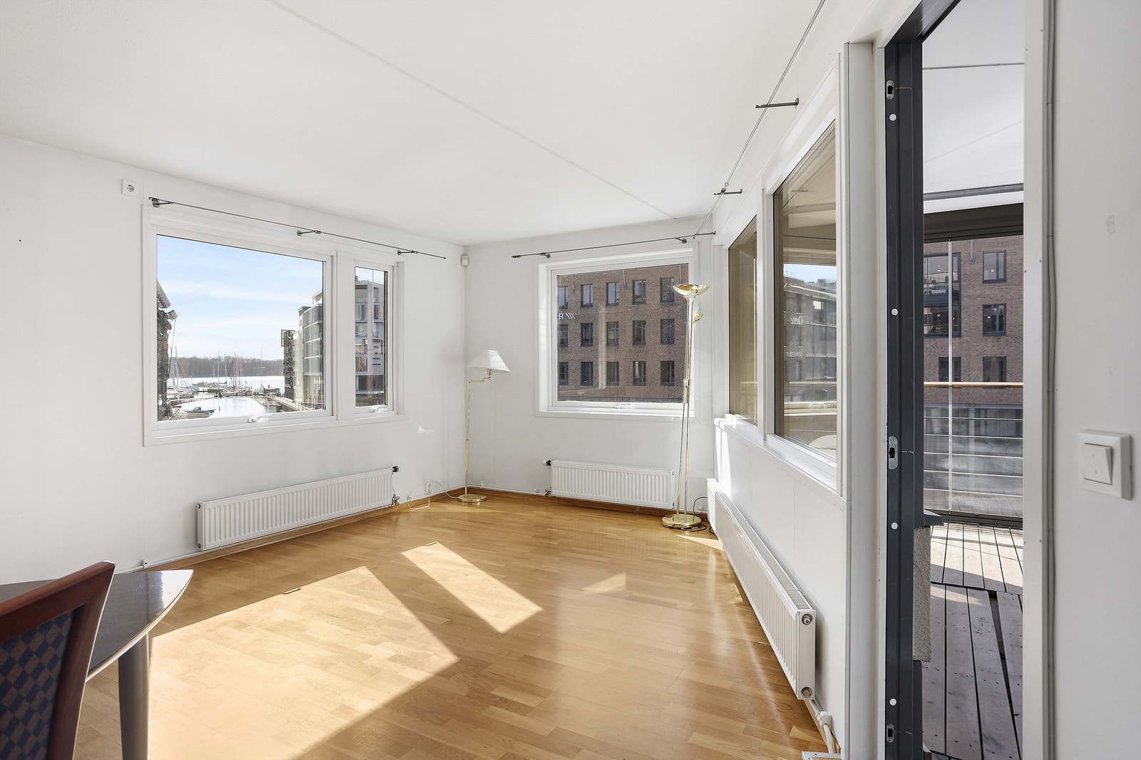 Lys og flott stue med vinduer på 3 sider og utsikt ut kanalen samt utgang til stor overbygget innglasset balkong på 18 kvm. Galleribilde