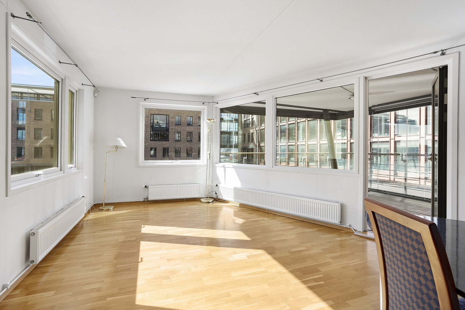 Lys og flott stue med vinduer på 3 sider og utsikt ut kanalen samt utgang til stor innglasset balkong på 18 kvm. Galleribilde