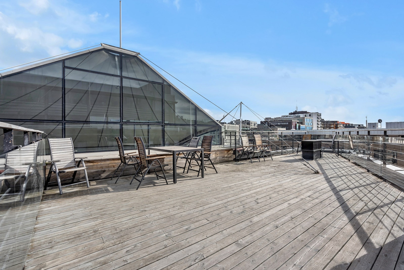 Felles takterrasse i 7. etg. med gode solforhold og flott utsikt ut kanalen. Det er også felles terrasse i 2 etg. Galleribilde