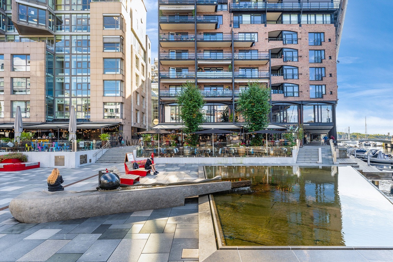 Aker Brygge tilbyr en rekke gode restauranter. Her er det litt for enhver smak. Det er fra Bryggetorget heisen til garasjeplassen ligger. Galleribilde