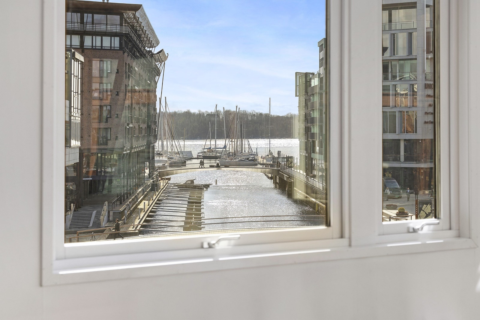 Flott utsikt ut kanalen. Galleribilde