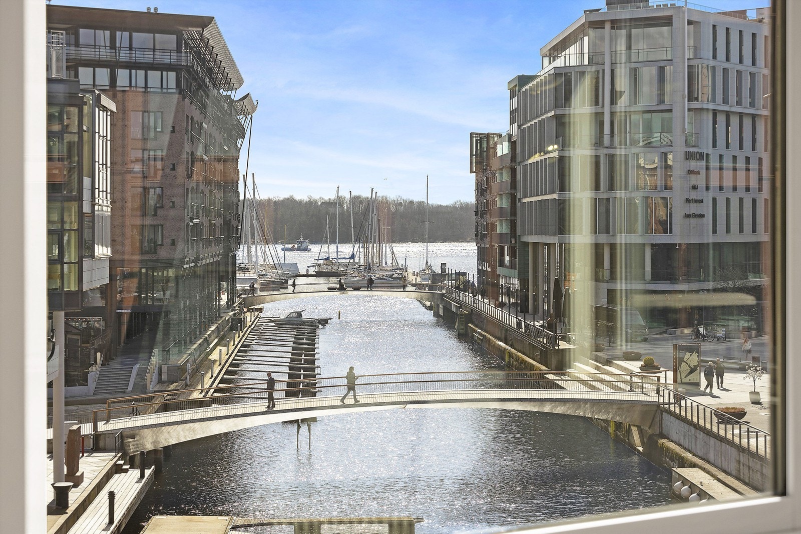 Flott utsikt ut kanalen mellom Aker Brygge og Tjuvholmen. Galleribilde