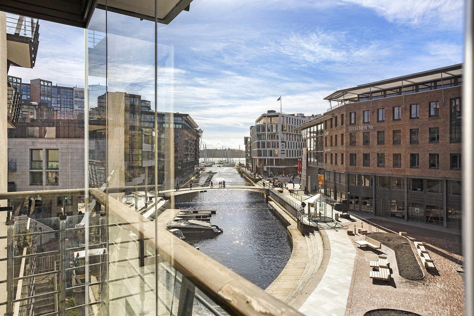 Velkommen til Sjøgata 4 på Aker Brygge. 3 roms med innglasset balkong på 18 kvm som kan åpnes opp! Galleribilde