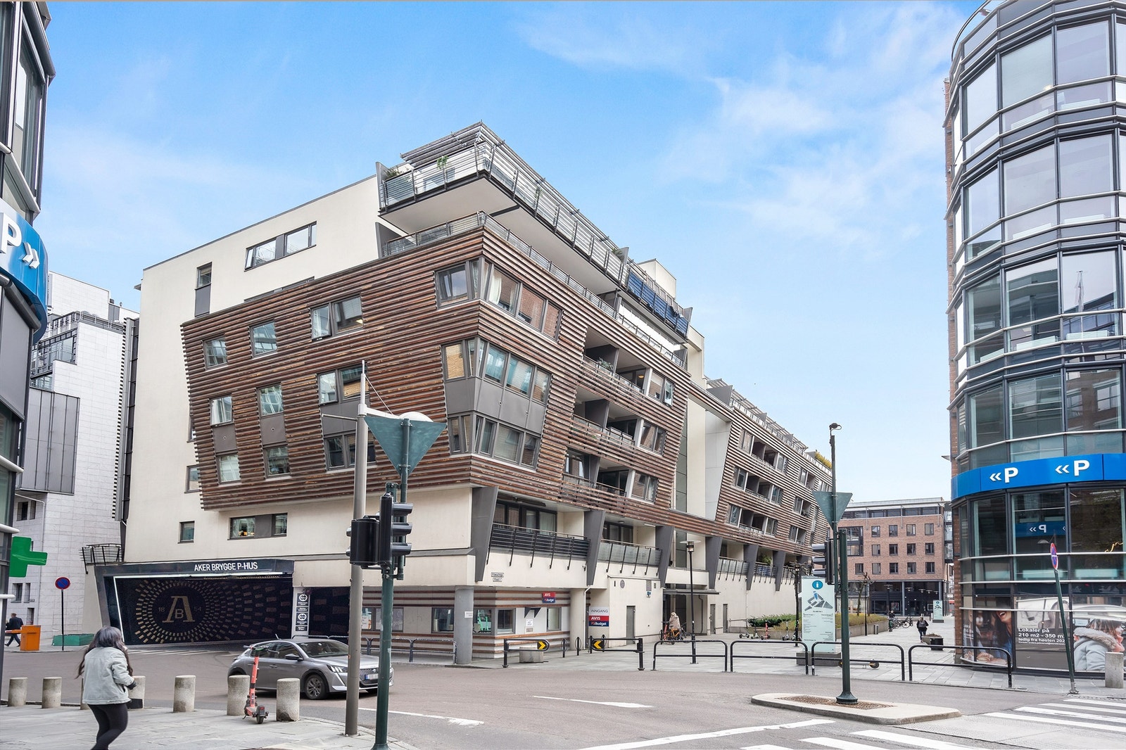 Adkomst til Sjøgata 4. Leiligheten ligger på enden av bygget ved kanalen. Galleribilde
