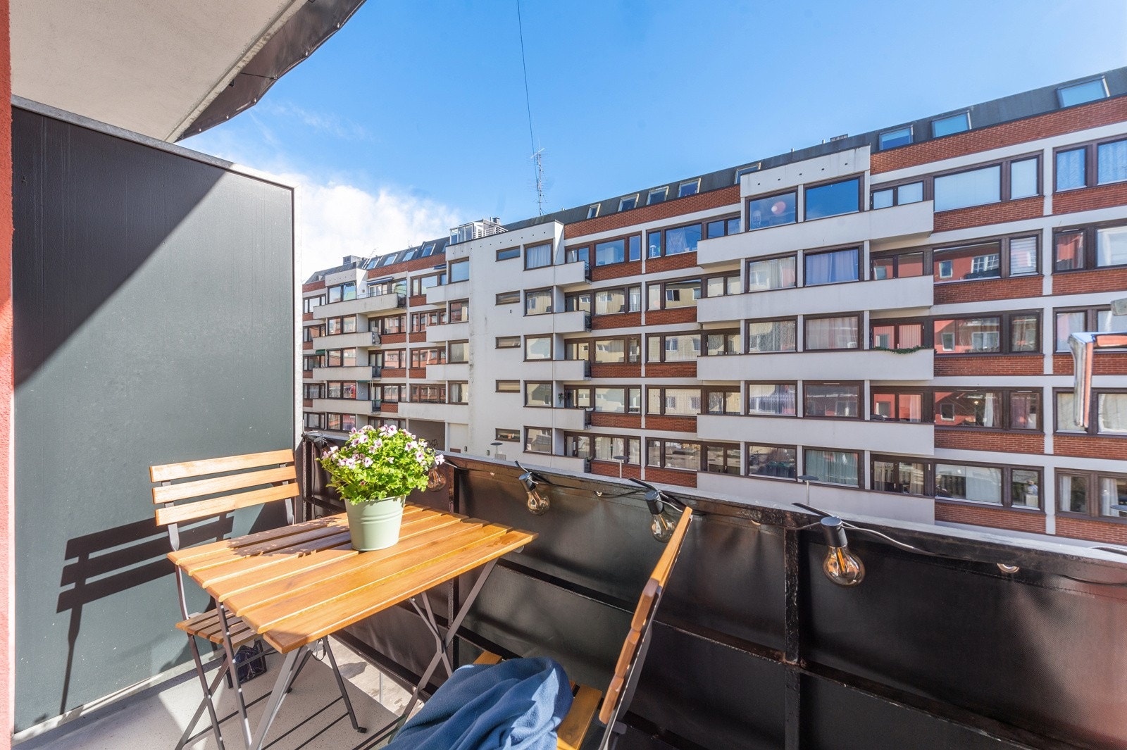 Varme sommerdager kan nytes på din nye balkong! Den er målt til ca. 2 kvm og vender mot sydøst. Galleribilde