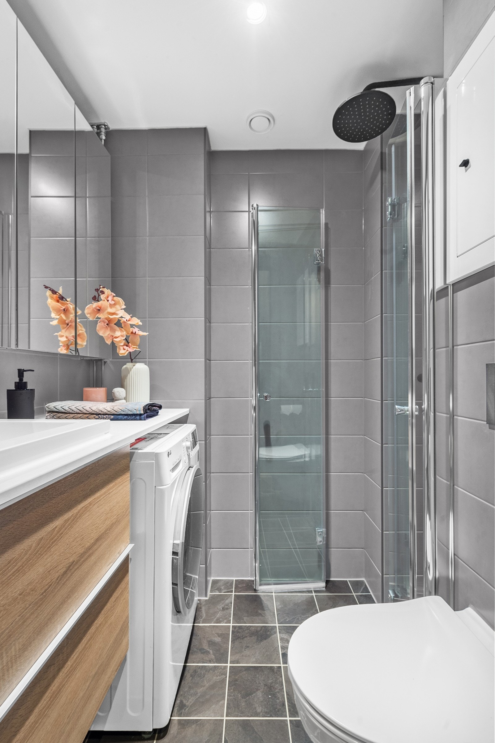 Badet ble pusset opp i 2023 og byr på lekre materialvalg. Galleribilde