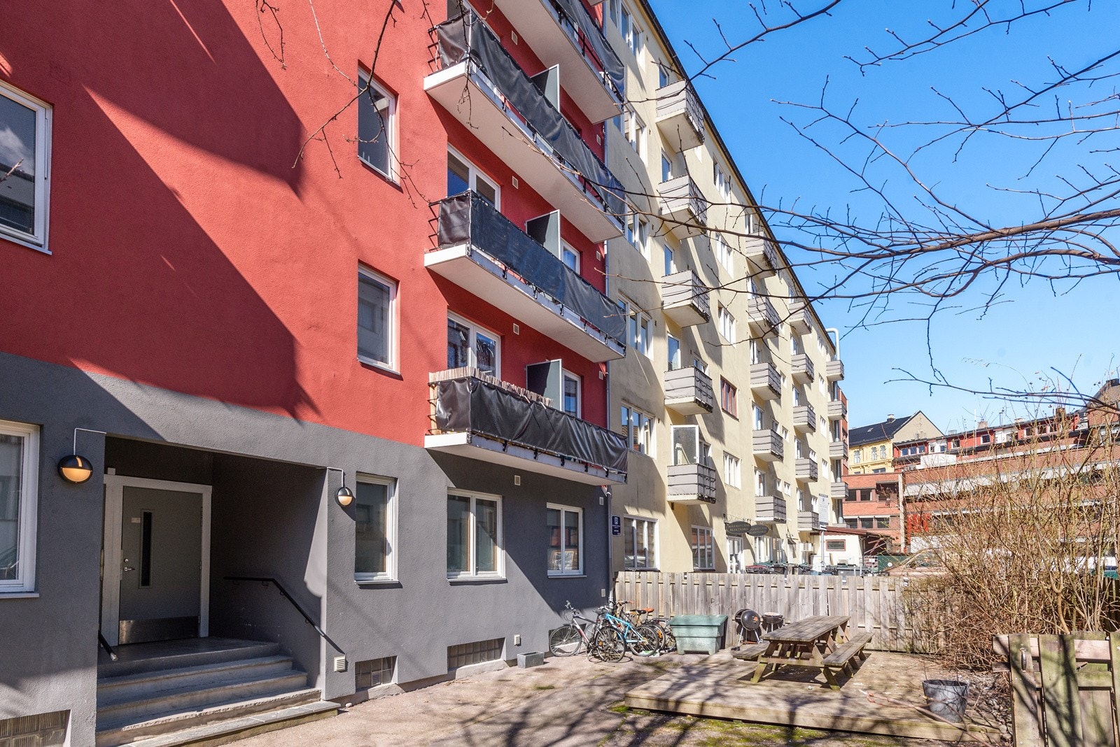 Sameiet har en hyggelig, felles bakgård med sitteplasser. Galleribilde