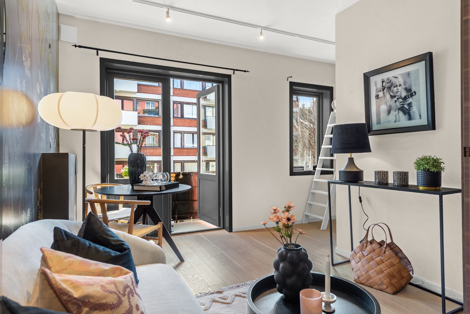 Gulvet i leiligheten er lagt med en flott 1-stavs parkett. Videre er leiligheten varmet opp via radiator tilknyttet sentralvarme. Galleribilde