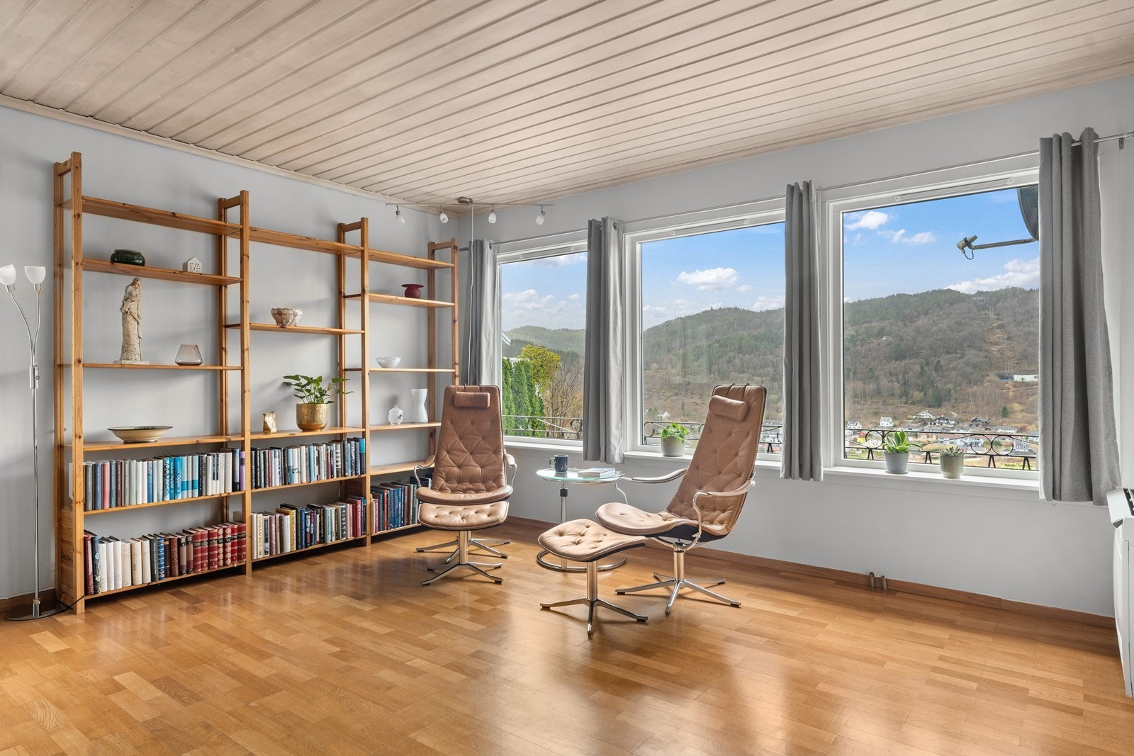 Store vindusflater som gir godt med lys. Galleribilde