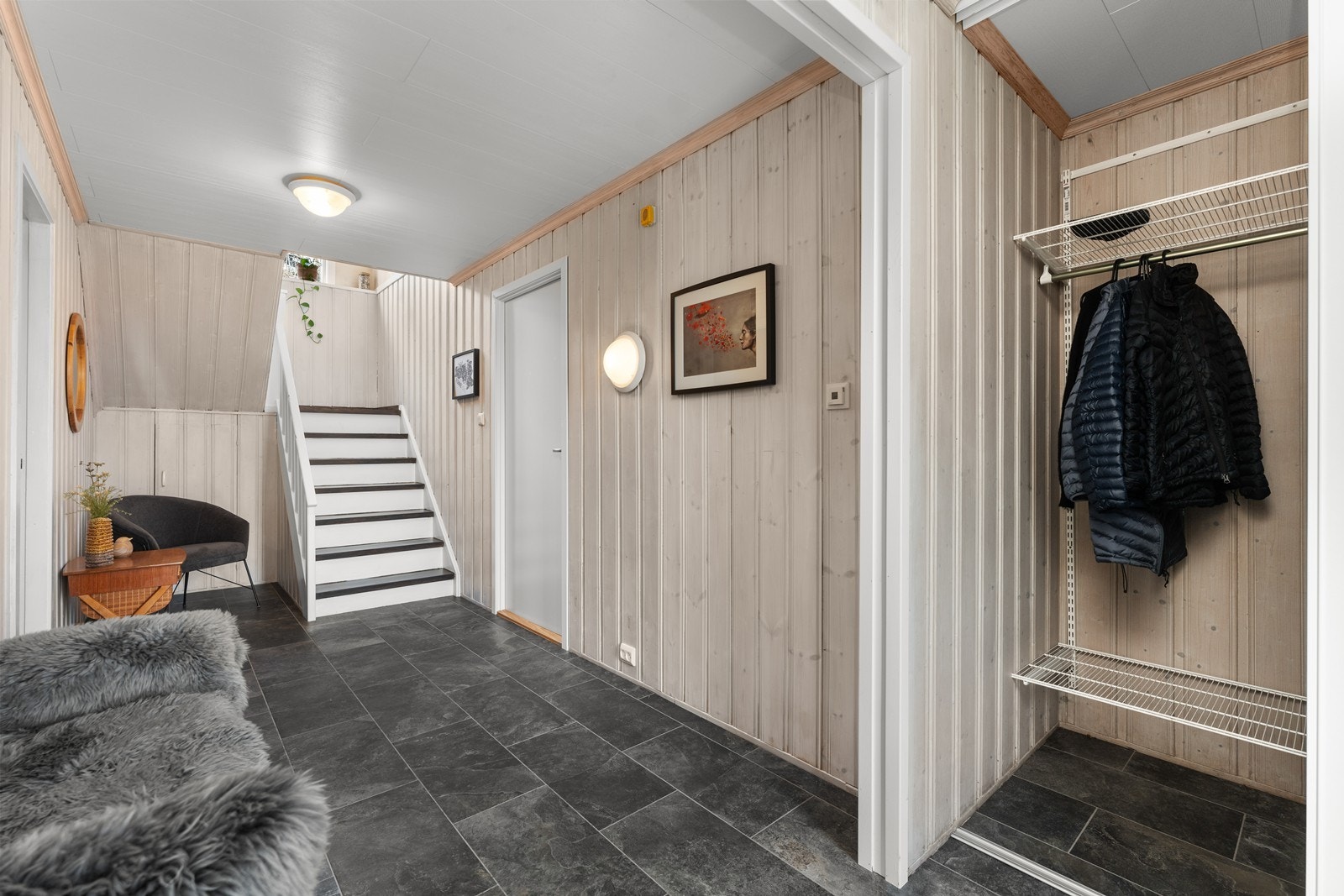 Gang/ hall med plass for yttertøy. Galleribilde