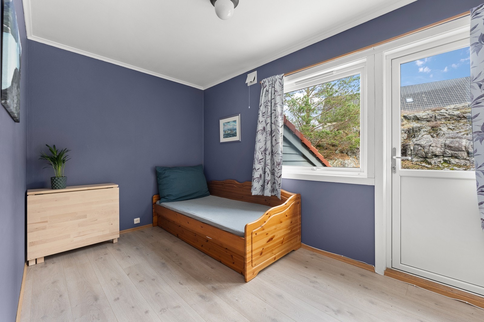 Soverom med utgang til veranda med morgensol. Galleribilde