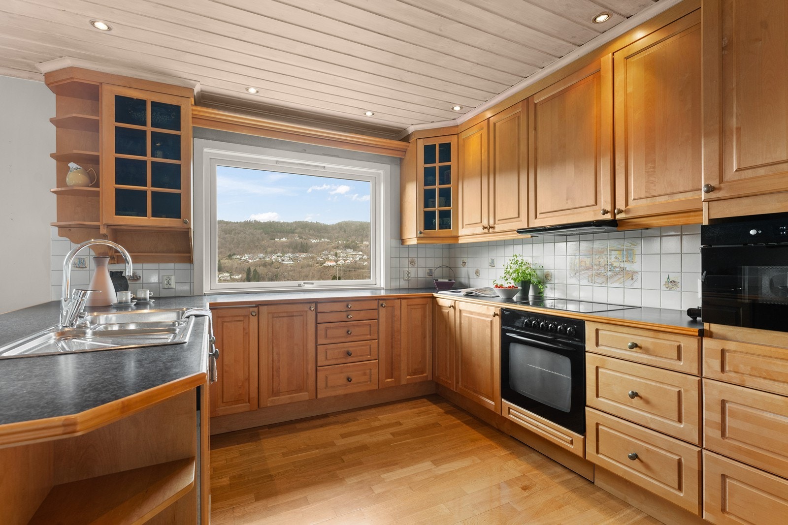 Kjøkkeninnredning fra Strai i heltre. Galleribilde