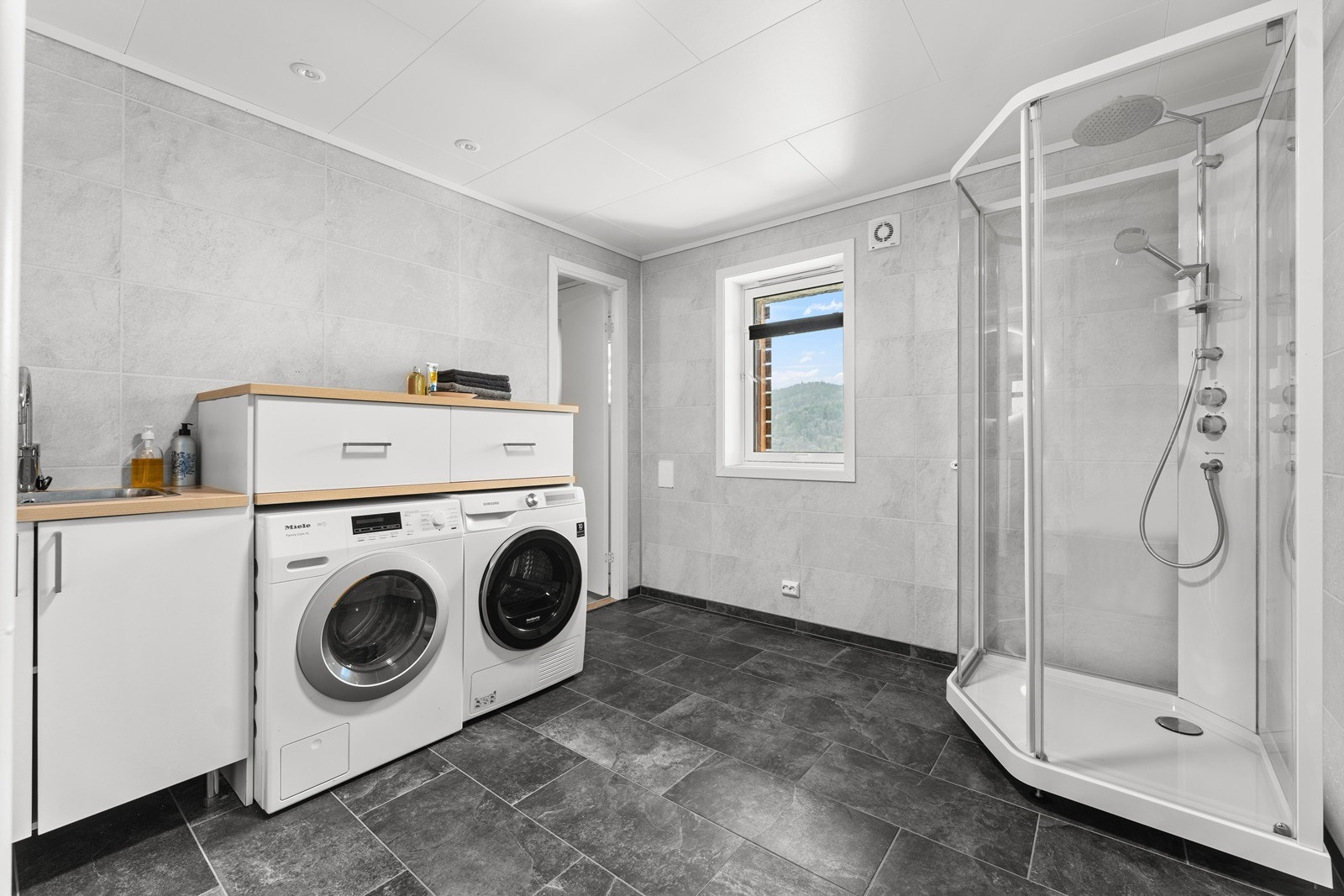 Fra vaskerommet er det adkomst til grovinngang/ sportsbod. Galleribilde