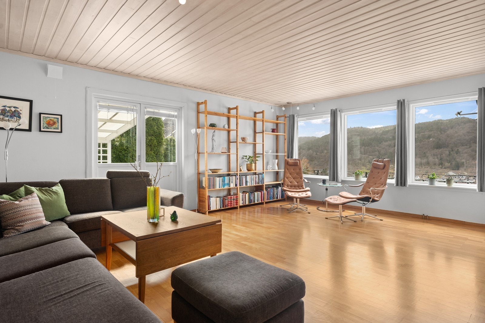 Stor stue med utgang til terrasse. Galleribilde