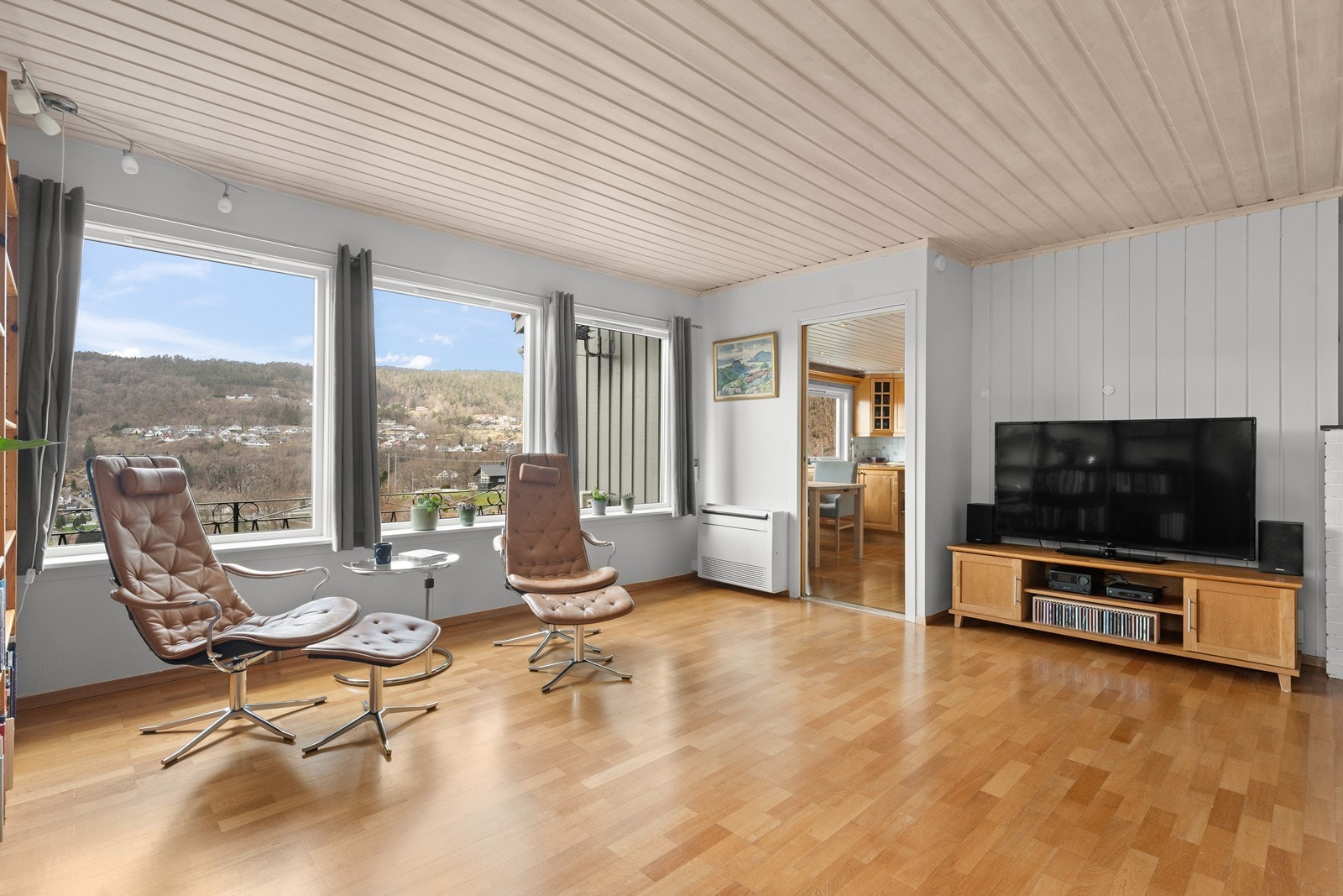 Fra stue mot kjøkken. Galleribilde