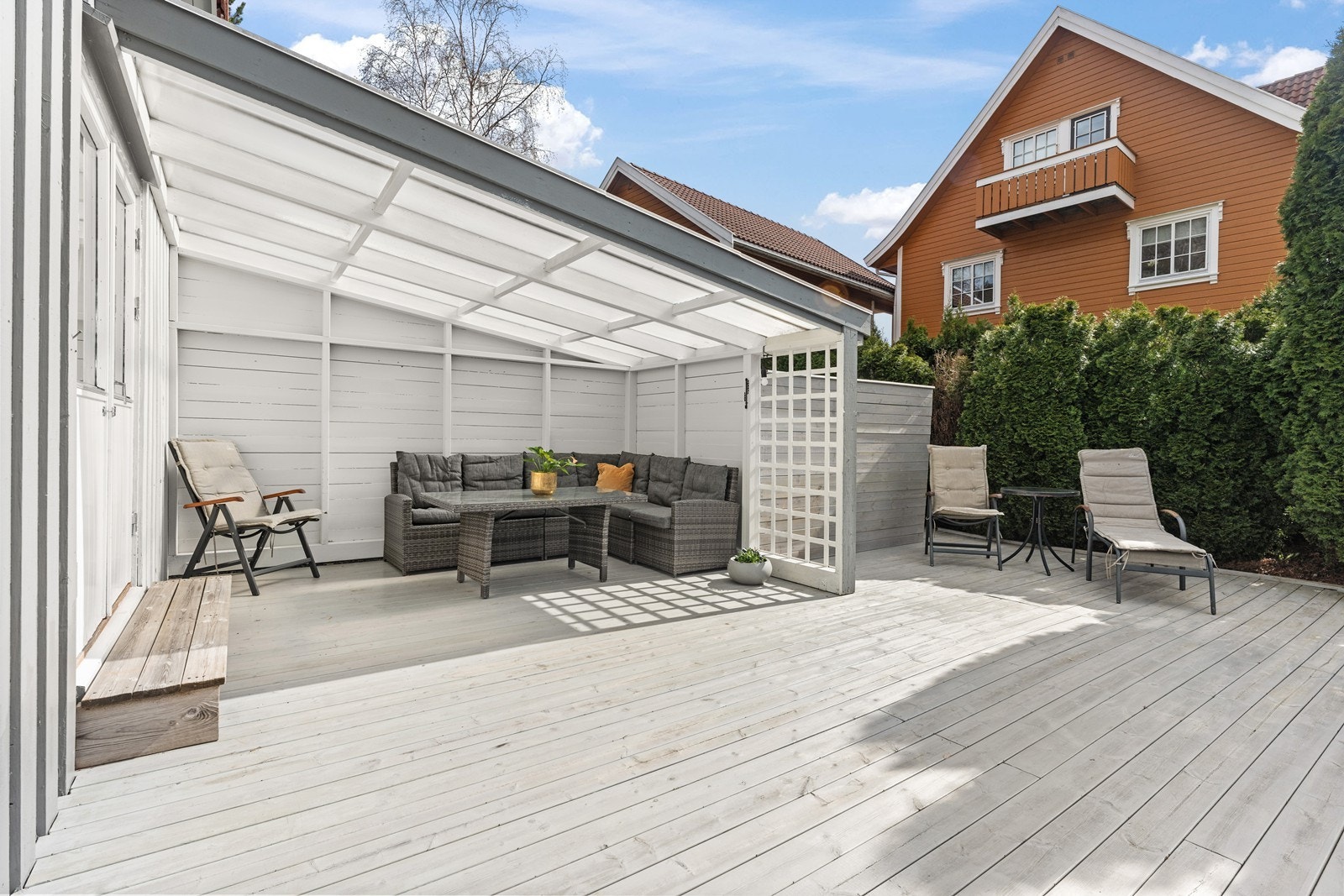 Stor terrasse med sommerstue. Galleribilde