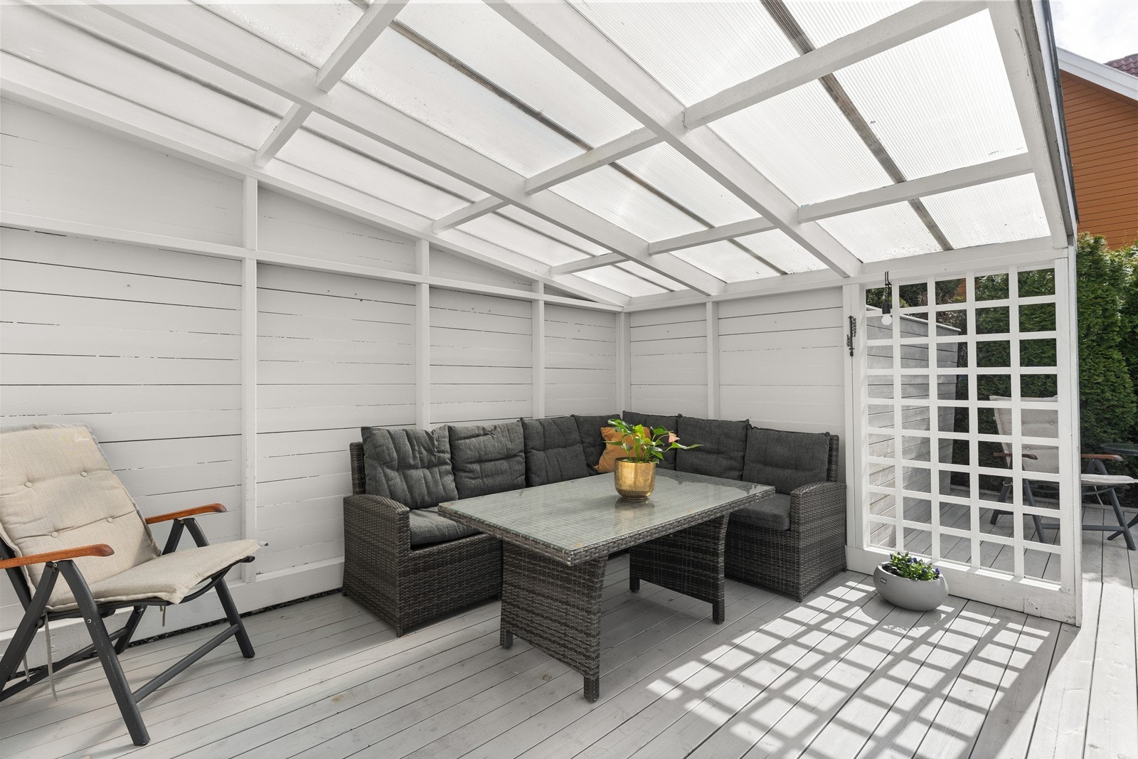 Trivelig å sitte ute på seine sommerkvelder. Galleribilde