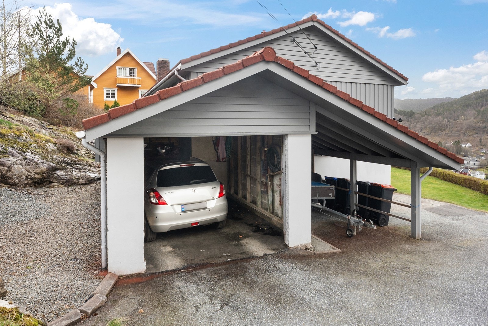 Eiendommen har gode parkeringsmuligheter. Galleribilde